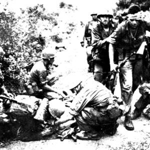 Lính Mỹ thuộc sư đoàn kỵ binh bay số 1 đang cứu chữa đồng bọn bị thương trận Bồng Sơn 29/01/1966