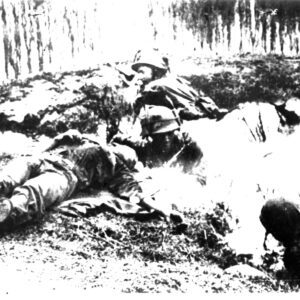 Lính Mỹ thuộc sư đoàn kỵ binh bay số I nằm xuống các vũng bùn lầy