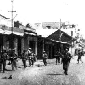 Quân giải phóng tiến quân vào giải phóng thị trấn Bồng Sơn năm 1972